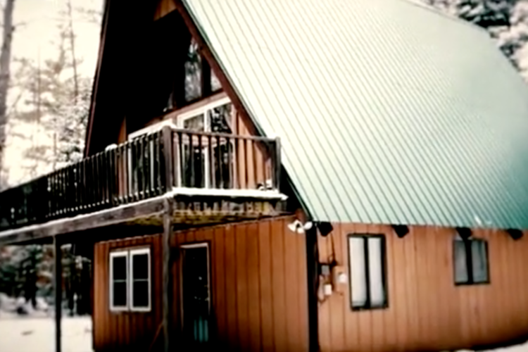 Дом, где могли убить Мору. Или нет. Фото: https://www.oxygen.com/the-disappearance-of-maura-murray/blogs/was-maura-murray-killed-in-the-a-frame-house