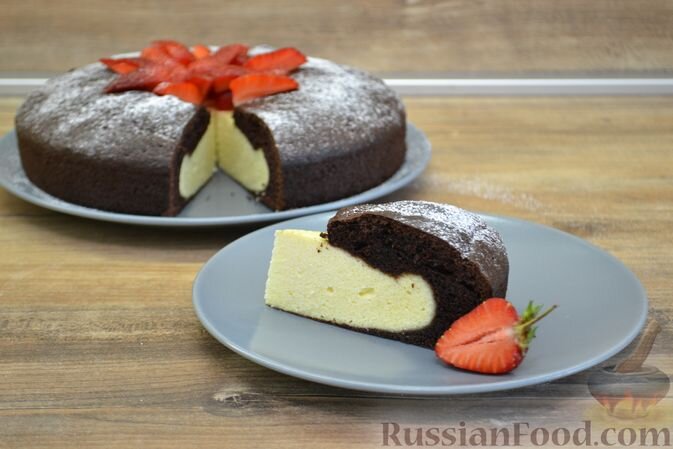 яйца, сахар, масло сливочное, сметана, мука, какао-порошок, творог, крупа манная, сода, соль, ягоды (для украшения), пудра сахарная (для украшения)