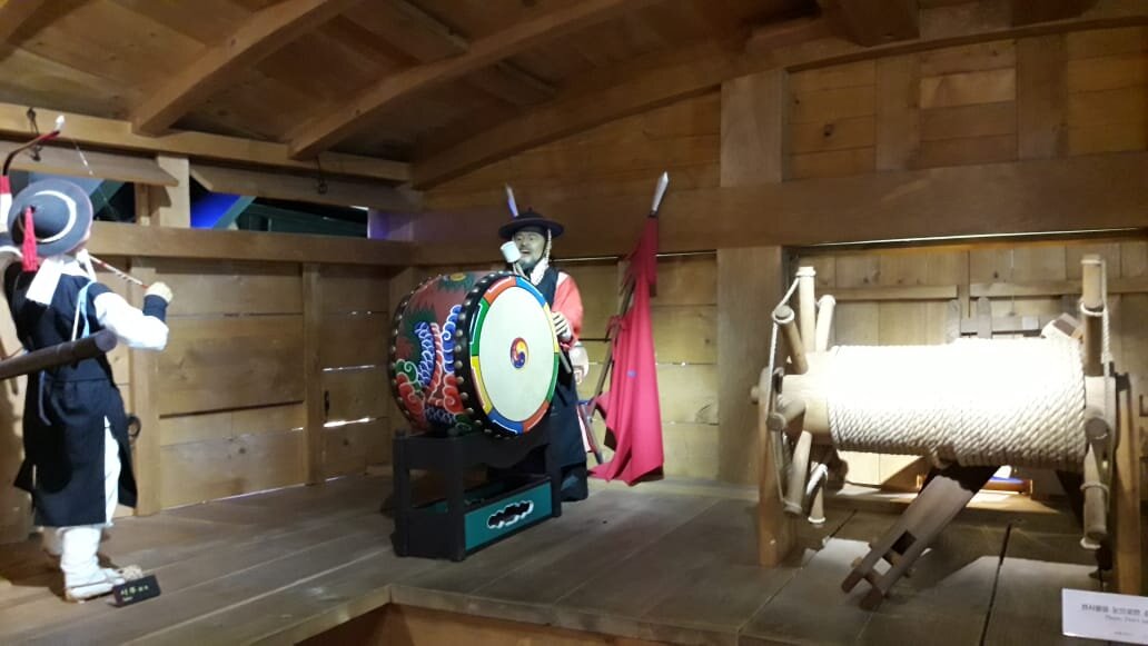 Под звуки боевого барабана, держать темп и воевать куда легче, чем в тишине. 