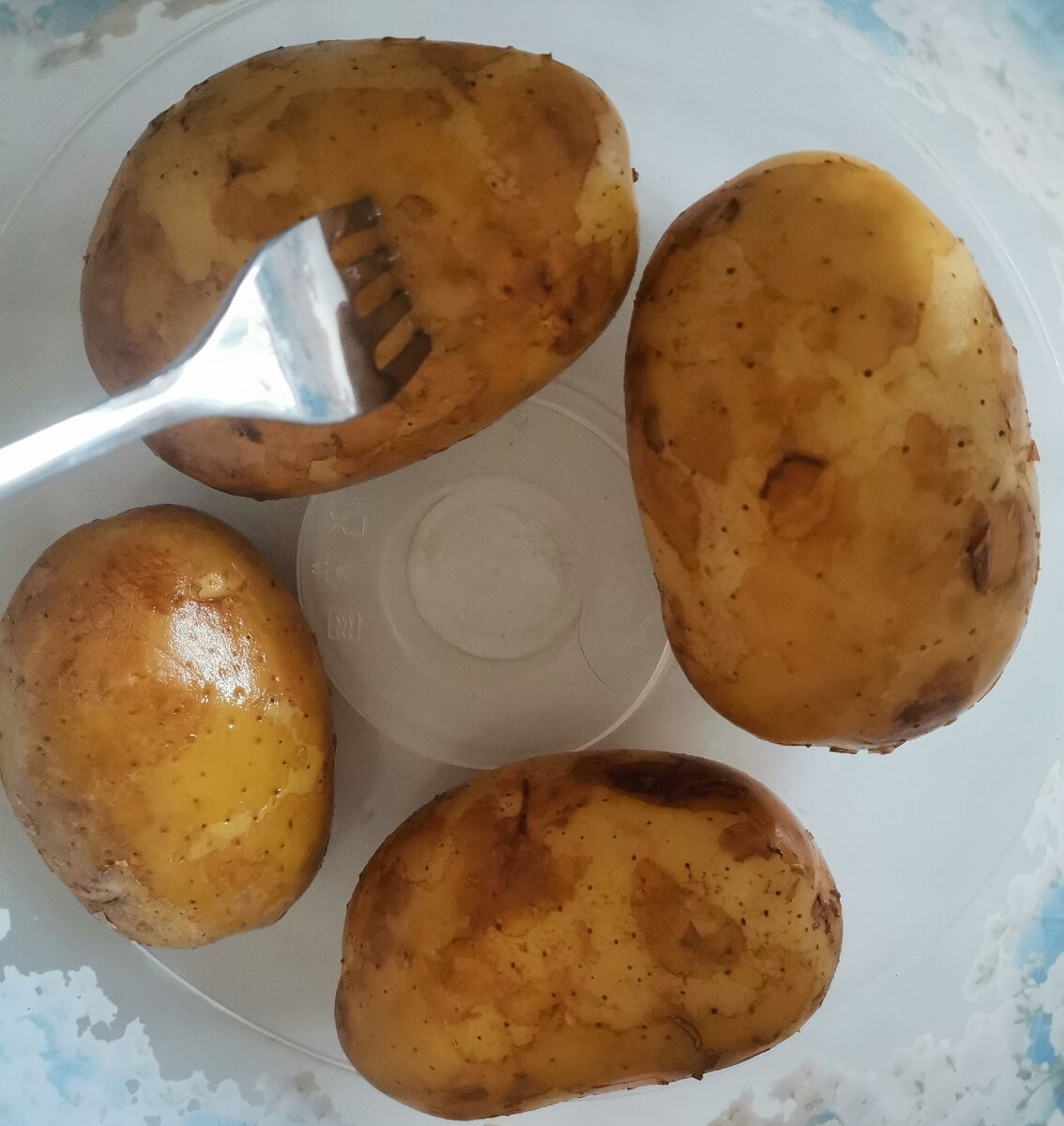 Молодая картошка,хорошо помытая.