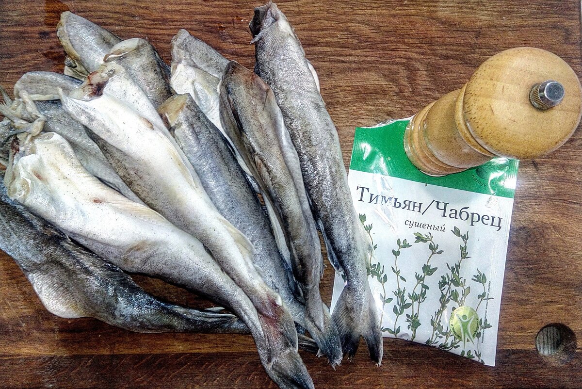 Судя по размерам и плавникам это путассу северная, но не суть, на её месте может быть и треска и минтай(не напоминайте).