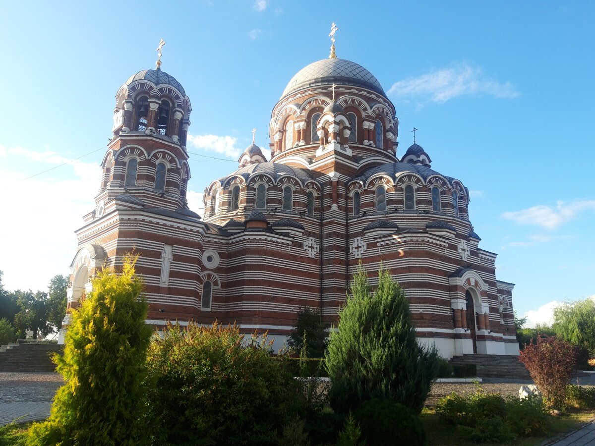 В здании этой церкви в городе Коломна проходила часть съемок. Тогда оно было заброшено и пустовало. По сюжету здесь собирались пацаны и проводили досуг. Теперь храм отреставрирован и его не узнать.