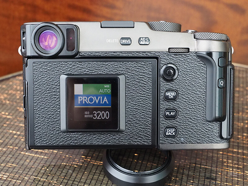 У X-Pro3 на заднем откидном дисплее с одной стороны отображается симуляция пленки, которая "заряжена" в фотоаппарат в данный момент.