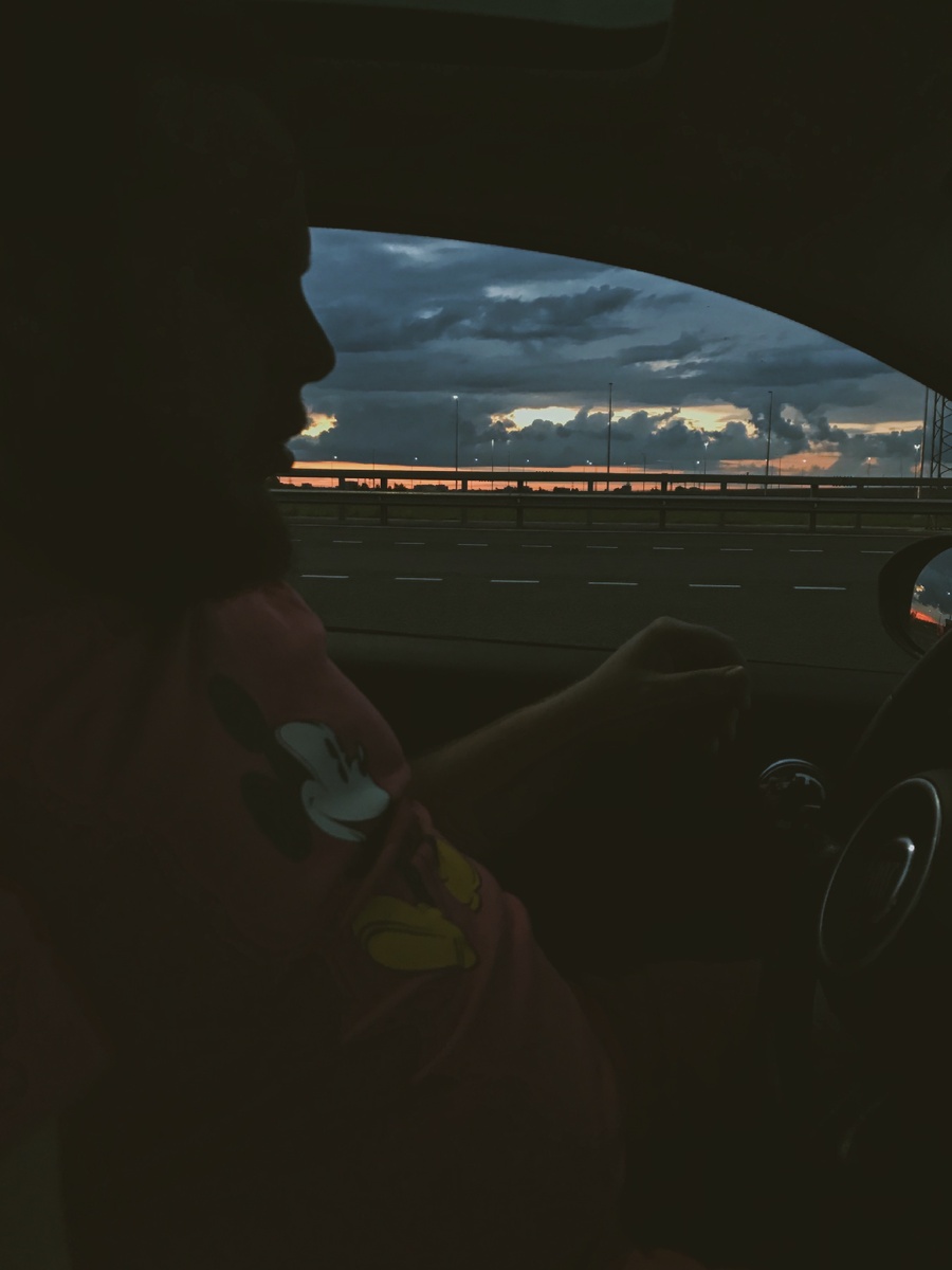 Встреча рассвета в машине