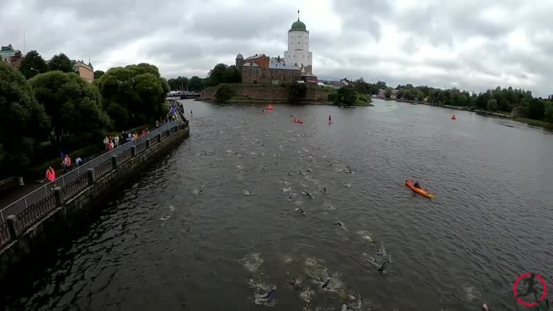 Пловцы плавали вокруг старинного замка 