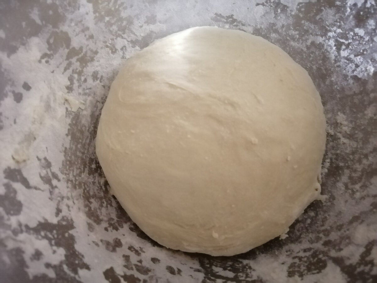 Когда замесили тесто, формеруем шар и даём тесту отдохнуть 10 минут.