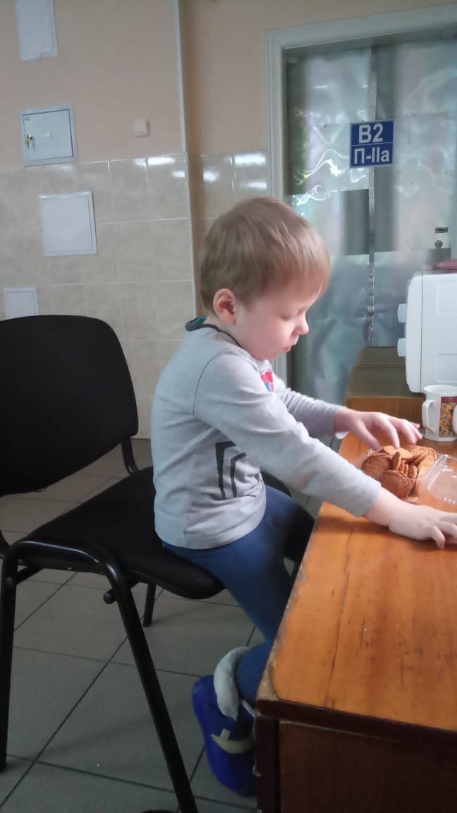 Паша ест печеньки у папы на работе