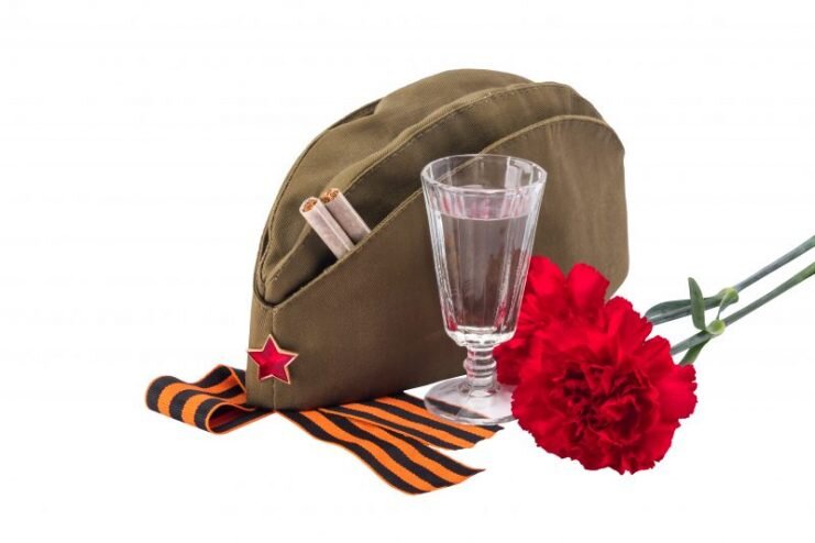 Советская символика войны-водка, солдатская фуражка, красные гвоздики и Георгиевская ленточка