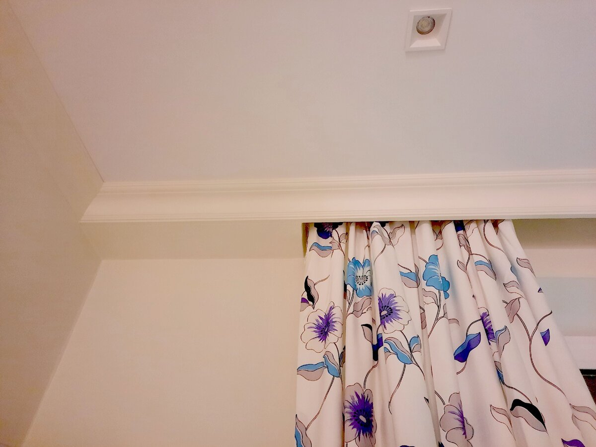 Скрытый карниз для штор под натяжной потолок фото
