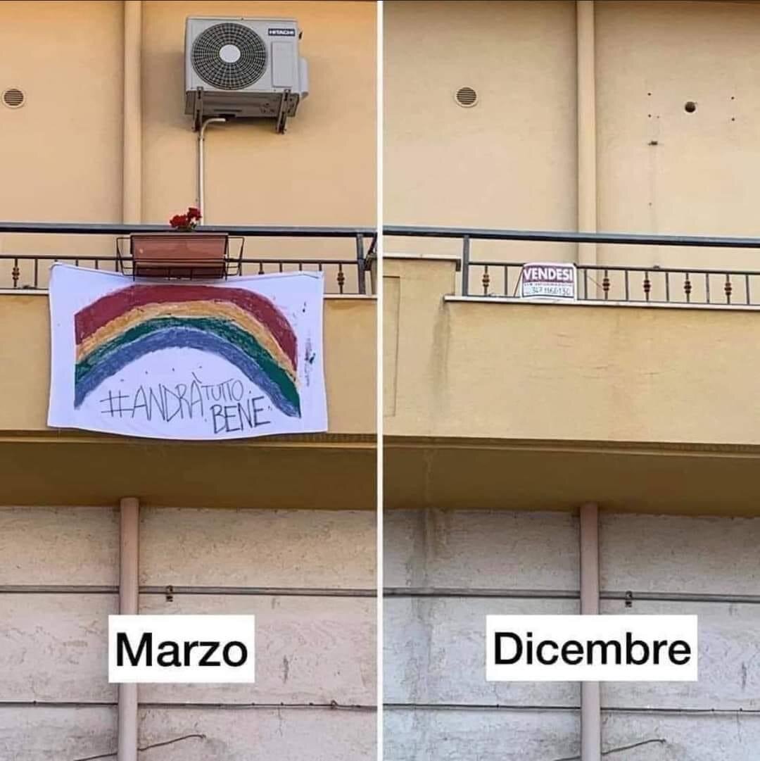 слева – март и плакаты из серии "всё будет хорошо", справа – декабрь и табличка "продаётся" на том же балконе в Италии (картинка неизвестного автора из чатика в WhatsApp )