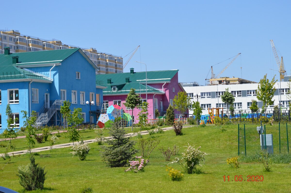 Наш Жилой комплекс: вид на школу и садик
