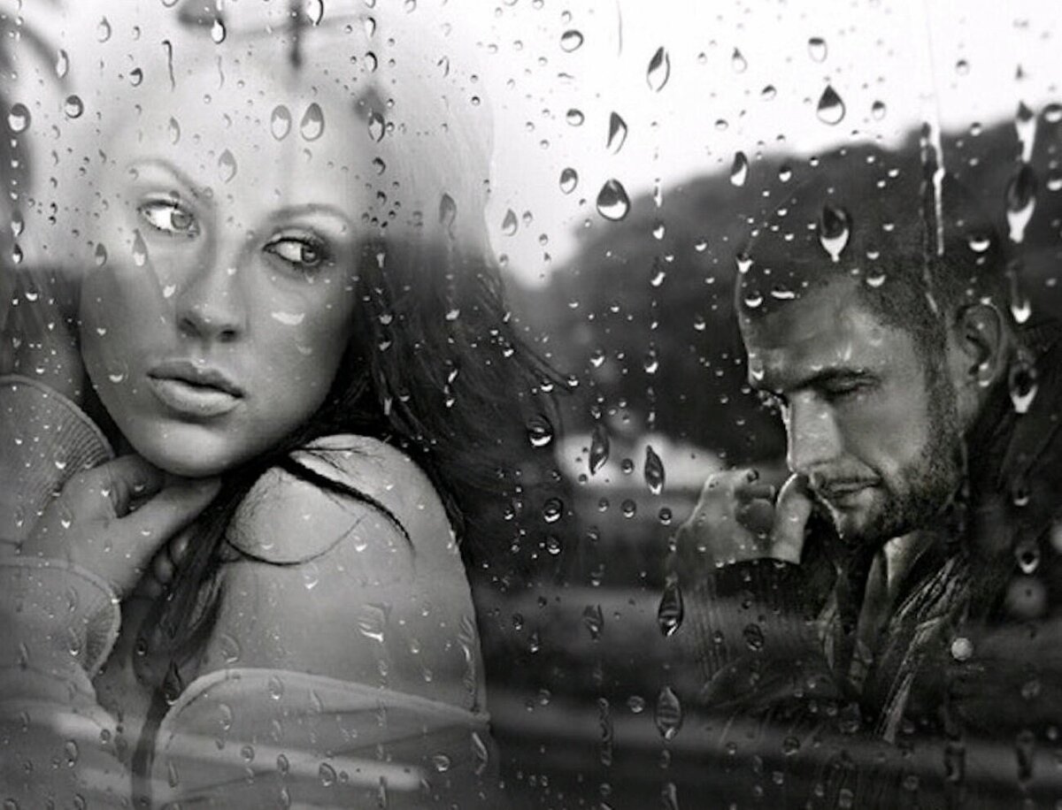 человек под дождем. высказывания про дождь и осень. дождь эстетика. он и она летний дождь. грустный клоун стоит под дождём.