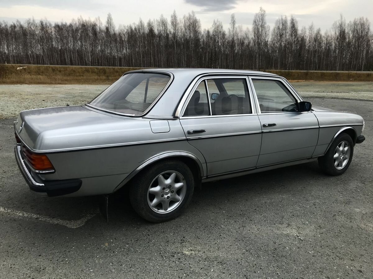  Mercedes-Benz W123, 1978 год Первыми были запущены в серию в ноябре 1975 года модели 280 и 280Е[8], но официально новая серия W123 была представлена ​​публике бензиновыми моделями 200, 230 и дизельными 200D, 220D, 240D и 300D[9], к которым в апреле присоединилась версия 250. Самый ранний выпуск имел ряд мелких недоработок, которые впоследствии (до сентября 1976 года) были устранены. В их число входят некоторые открытые (необработанные) фрагменты днища кузова, отсутствие резиновой прокладки между бензобаком и кузовом, часы без временной разбивки шкалы, отсутствие пластиковой накладки замка багажника и другие проблемы. Несмотря на критику новой серии за отсутствие новизны и сходство с предшественником, автомобиль стал пользоваться колоссальным успехом, о чём говорила статистика продаж и очереди в дилерские центры
