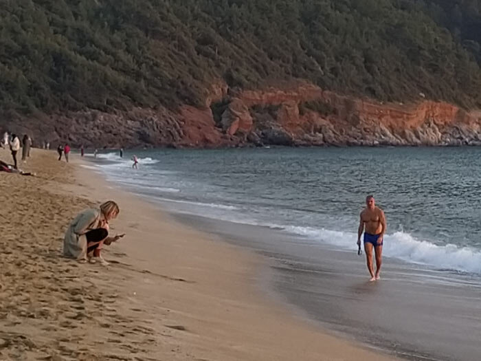 Турист искупался в море и ему на вид даже не холодно