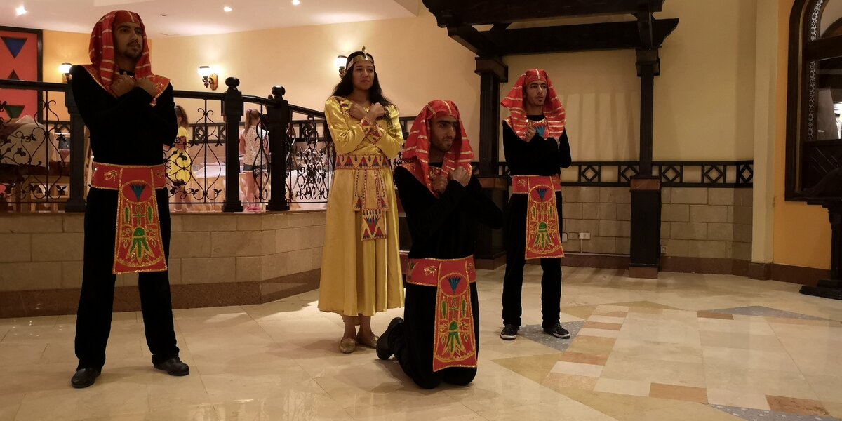 Встреча в Египте в национальных костюмах