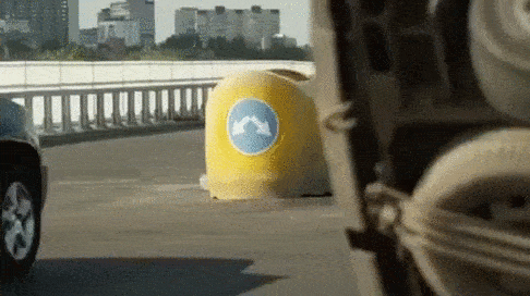 Момент столкновения машины с дорожным буфером