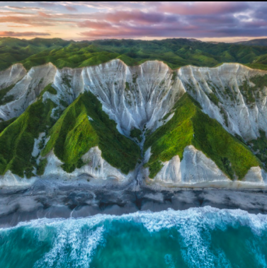 Фото: Белые скалы Итурупа. Автор: Андрей Грачев. 
Источник: https://nat-geo.ru/photo-reviews/belye-skaly-iturupa-i-drugie-foto-nedeli/