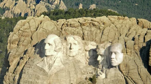 В 2020 году, после регистрации для участия в выборах, рэпер Канье Уэст прифотошопил себя на скалу президентов к Вашингтону, Рузвельту, Джефферсону и Линкольну. Источник фото: Twitter