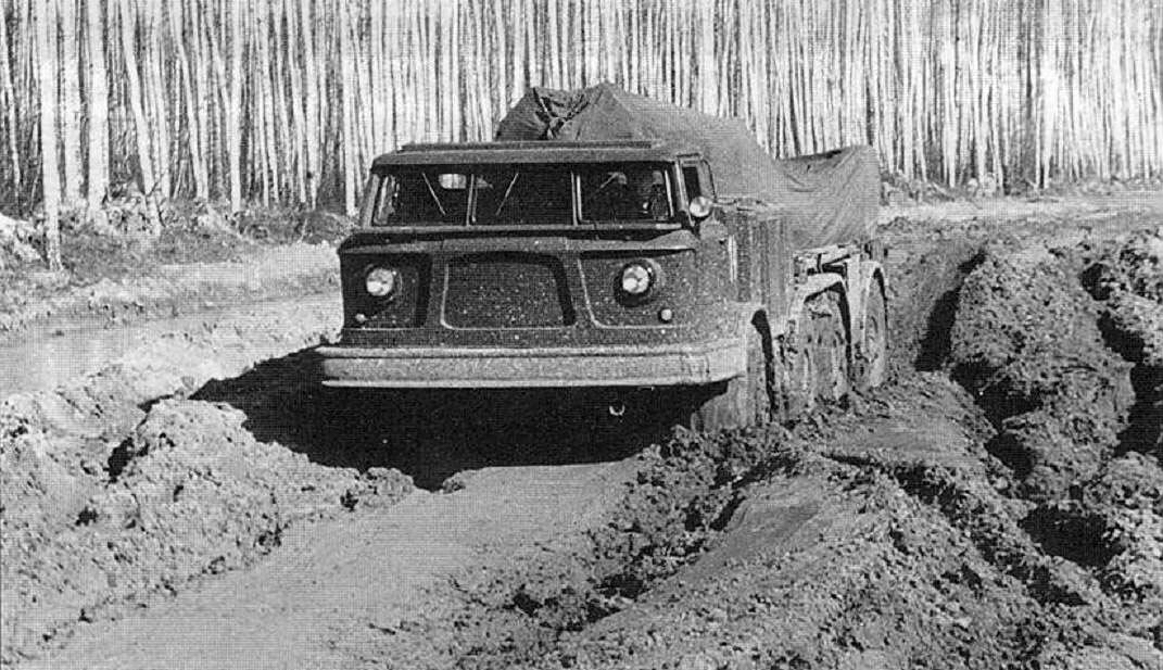 Для ЗИЛ-135Е на земле преград не было. Адрес иллюстрации: https://trucksplanet.com/photo/zil/135e/135e_23336.jpg