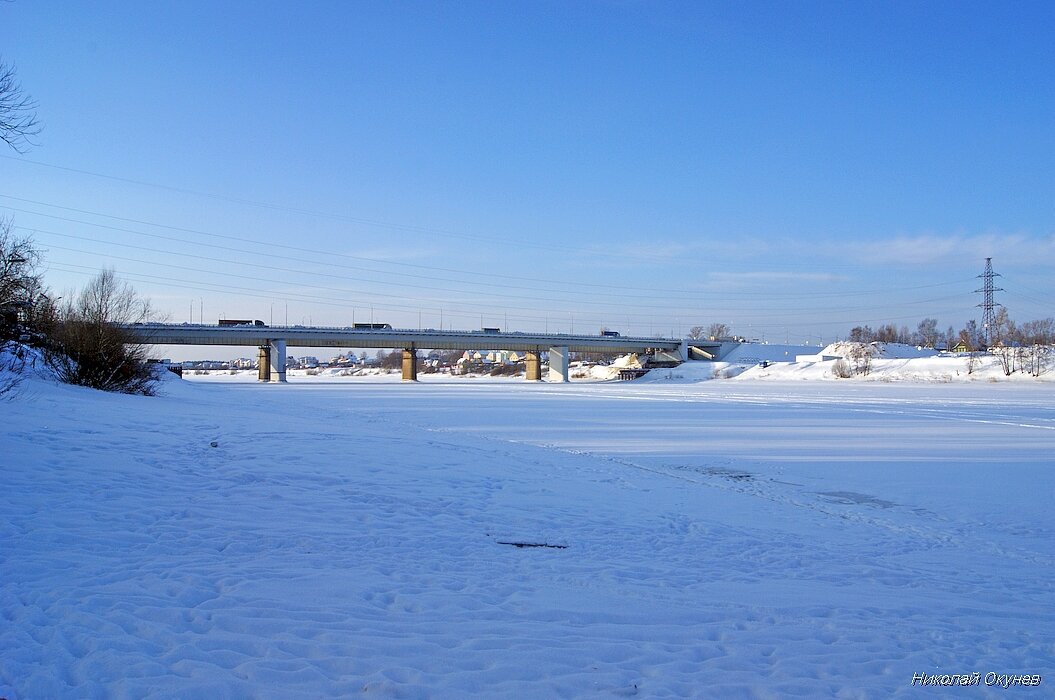 1. Пейзаж с покрытой широким ледово-снежным одеялом Волгой.