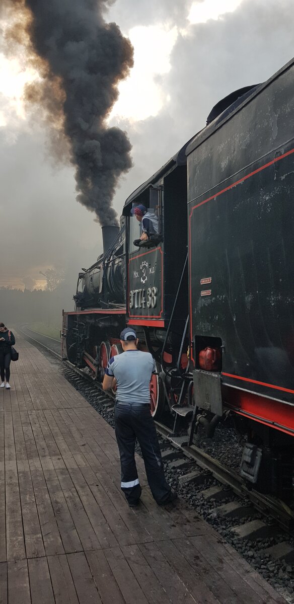 Паровоз серии Эр готовится к отправлению с фирменным ретро-поездом "Рускеальский экспресс" от платформы "Горный парк". Фото: Алексей Алексеев