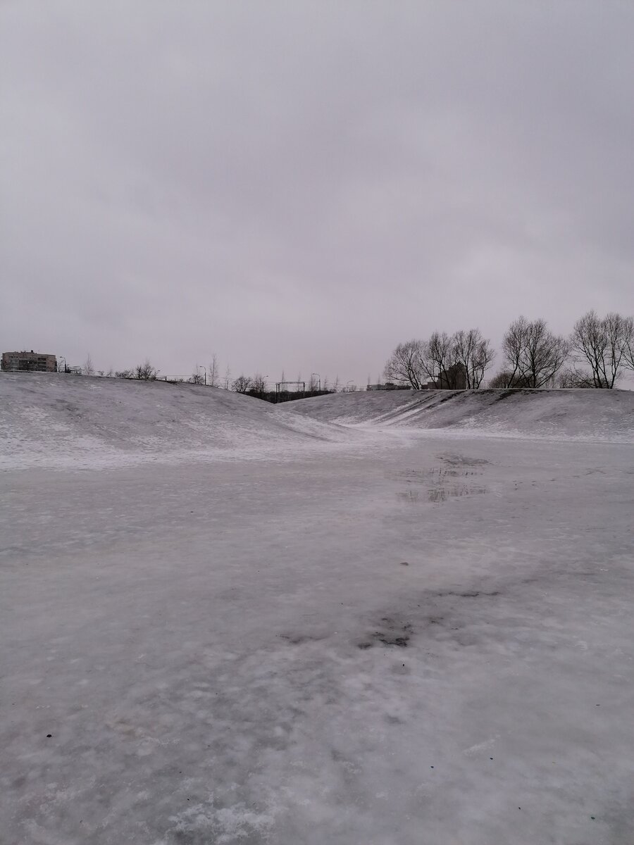 Ещё в понедельник и вторник, мы с детьми катались на этих горках, и погода была - 17.