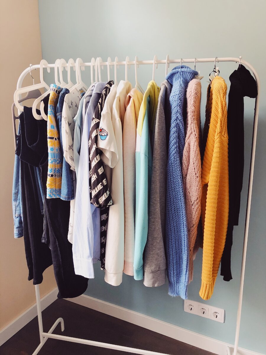 Спрашивая знакомых: "Что вам мешает пригласить организатора пространства ?" , ответы получаю самые разнообразные. От “Не знаю, как довериться незнакомому человеку” до “Боюсь, что везде будут пластиковые контейнеры”. 

Один из главных принципов организаторов пространства (далее ОП), как и у психологов - “не навреди”.  А значит, ОП никогда не будет:

Обсуждать с третьими лицами информацию, полученную от клиента или использовать ее для своих нужд, если это не оговорено с заказчиком. 

Размещать фото/видео съемку ,до или после, в социальных сетях без согласия клиента.

Осуждать вас или смеяться над беспорядком. Все мы люди и не думайте, что ОП безупречен и у него всегда был в доме идеальный порядок. Часто бывает, что специалист сам прошел через неорганизованность, но теперь он понимает в чем кроются причины и хочет помочь вам. Да и проблемы в домах +/- одинаковые.

Выбрасывать вещи, если вы категорически не согласны или пока не готовы к этому. В процессе общения, профессиональный ОП поможет вам понять, оставлять вещь или пришло время с ней расстаться.

Приобретать организационные материалы (контейнеры, органайзеры, кофры и т.д.) на свой вкус и цвет. Все покупки делаются в рамках оговоренного бюджета и согласно вашим предпочтениям.

Если вам сложно пригласить незнакомого человека в дом, а уж тем более, раскрыть ему тайны своих шкафов, последите за ним в соц. сетях, почитайте о чем он пишет, ознакомьтесь с  отзывами. Затем, можно инициировать технический вызов для личного общения. И если вас ничего больше не смущает, то переходите к организации.