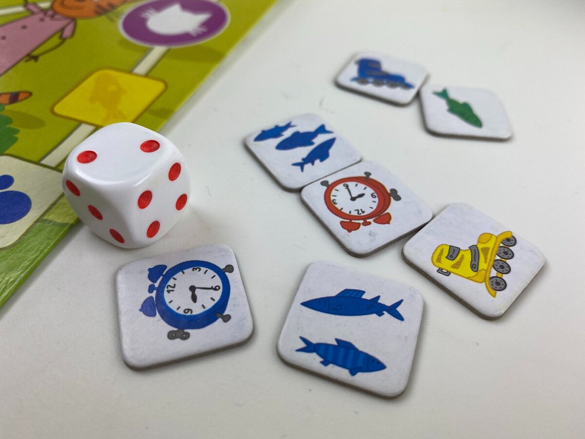 Жетоны и кубик. На жетонах рыбки или мусор. Фото https://zen.yandex.ru/rastem_vmeste
