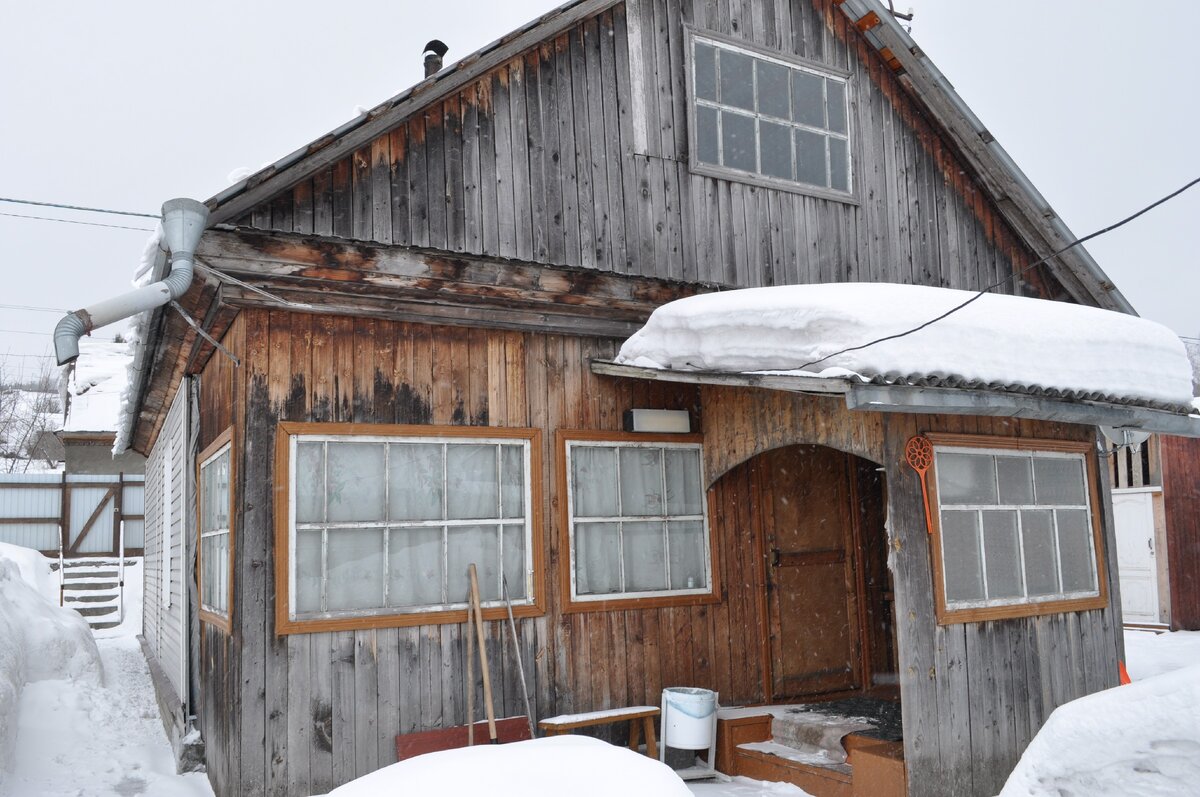 Общий вид дома со стороны крыльца и веранды.