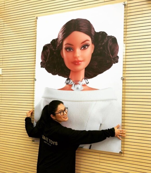 Линда с портретом куколки своего авторства (https://www.instagram.com/lindakyaw_m/)