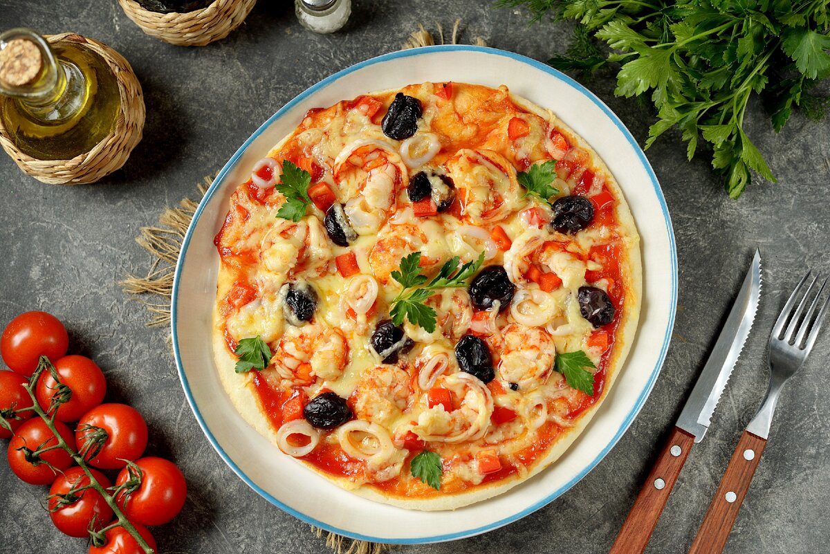Иллюстрация к статье. Пицца с кальмарами и креветками, рецепт ищите на нашем сайте.