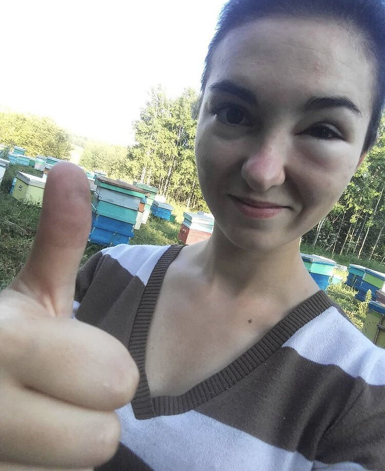 Это фото сестры Элины Алерт - пчеловода с Алтая https://vk.com/p4elalina