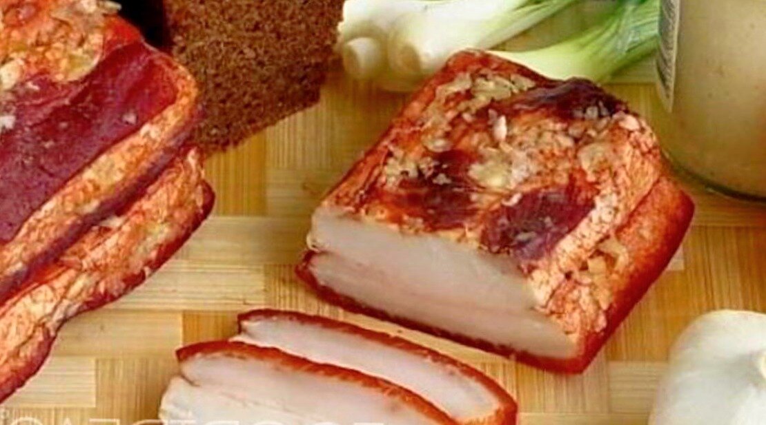 Сало вареное с медом в луковой шелухе.