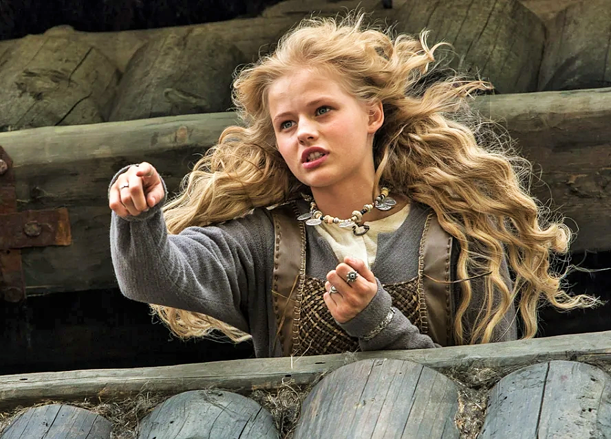 "Не хочу я разувать робичича, но Ярополка хочу!". -  имеется в виду древнерусский свадебный обычай, по которому невеста разувает жениха. Здесь: Александра Бортич в роли Рогнеды. Кадр из фильма "Викинг". Реж. А. Кравчук, 2016 г.