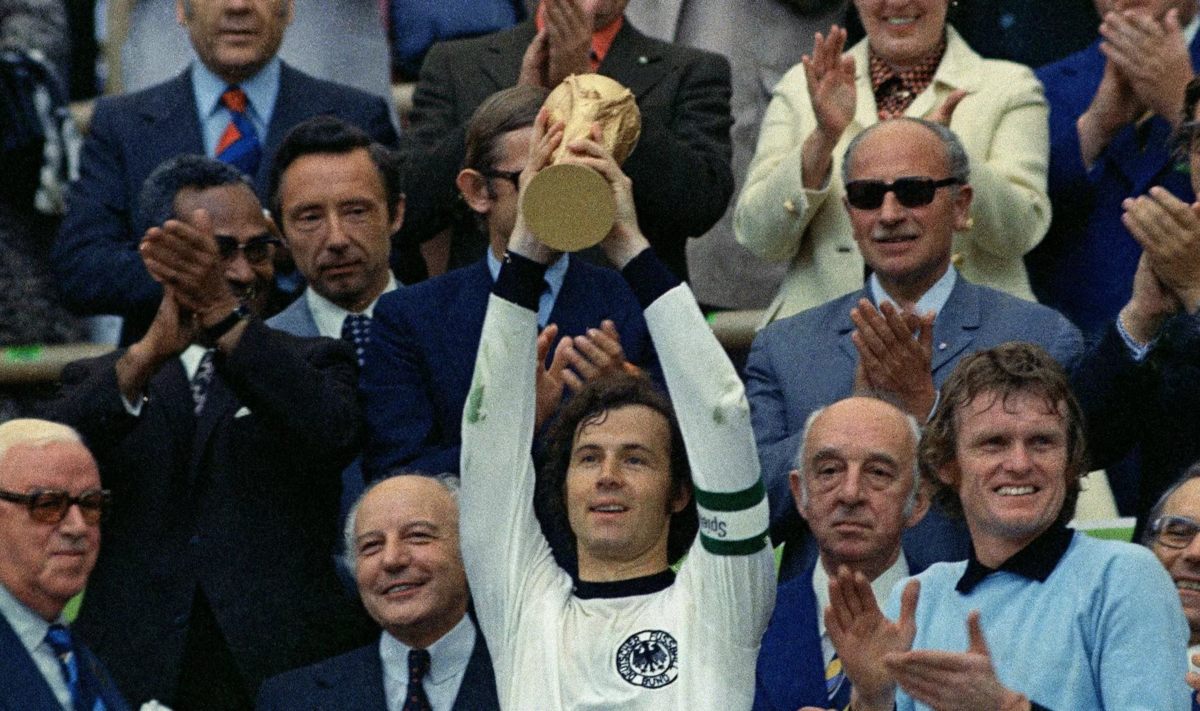 Франц Беккенбауэр с Кубком мира.