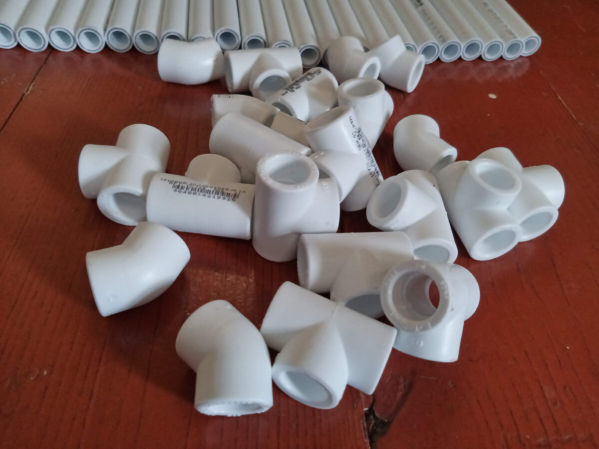 Набор тройников и уголков для соединения труб. Фото автора.