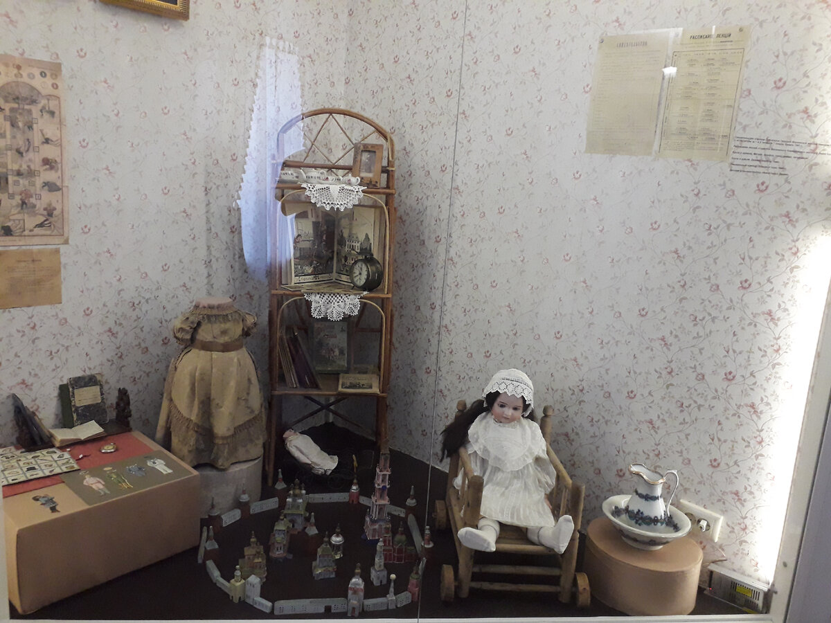 Одна из экспозиций в Музее тверского быта - купеческие дети в 19 веке играли такими игрушками. Фото автора.