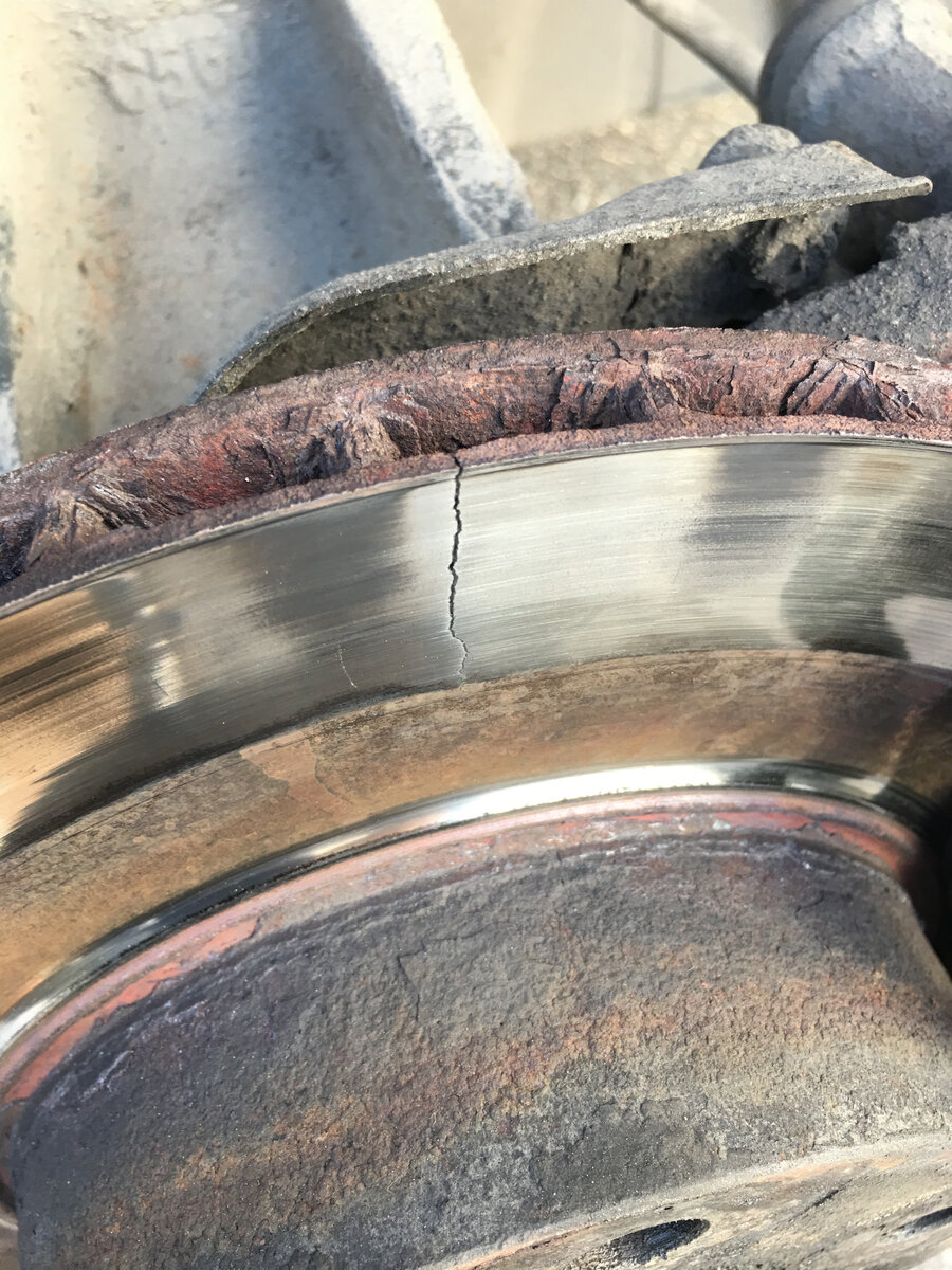 там трещина чуть поменьше была