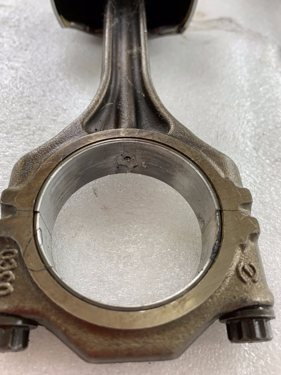 Разрушение шатунных вкладышей. Такая картина была на 3-х поршнях из 4-х.