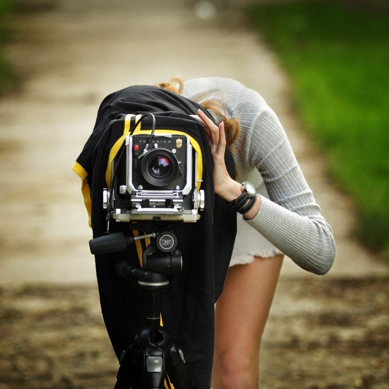 Съемка цифровым фотоаппаратом. Профессиональный фотограф. Фотоаппарат съемка. Профессия фотограф. Девушка фотограф.