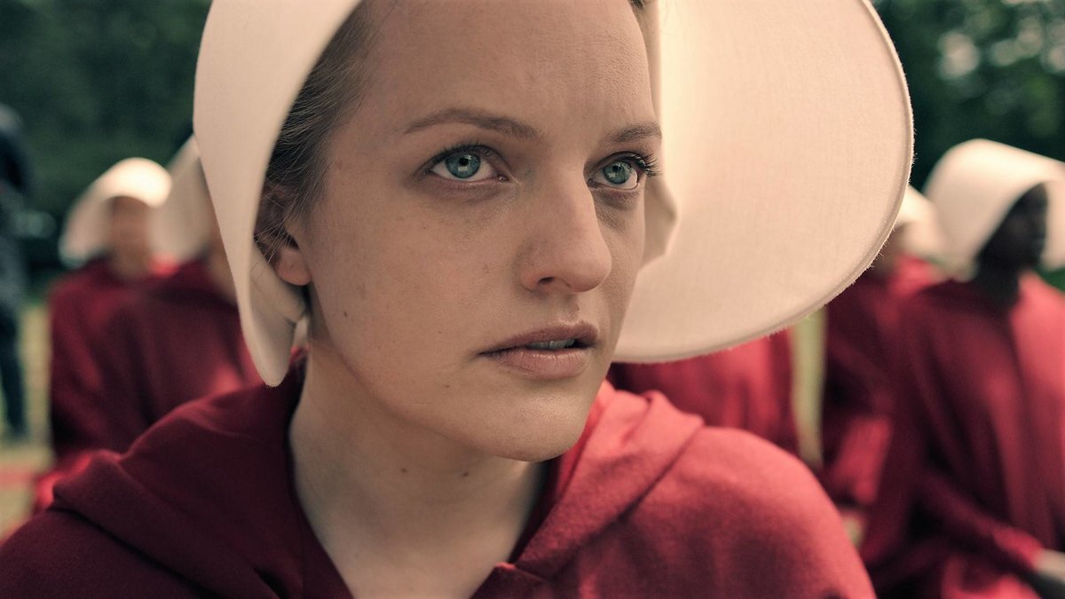 Кадр из сериала "Рассказ служанки", 2017 г.