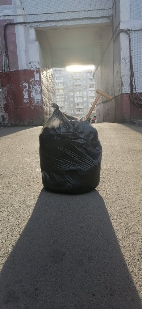 Пакет с вещами и воспоминания... Все, что осталось 