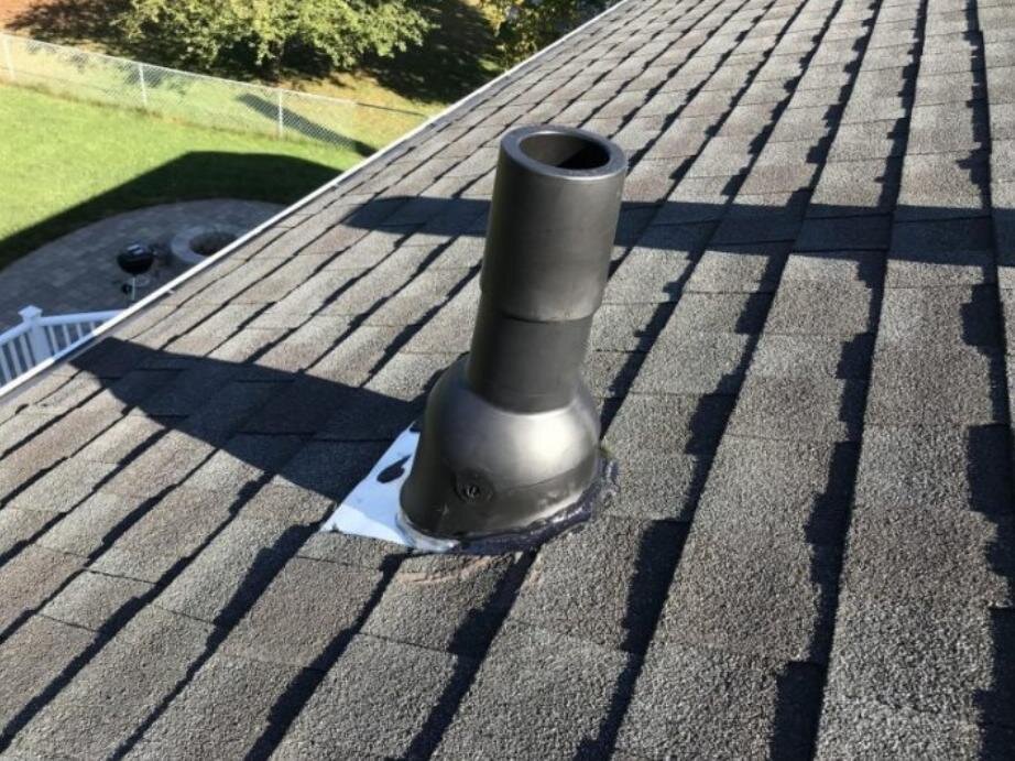 Фановый (вентиляционный) выход канализационного стояка на кровлю. Качество выполнения работ оставляет желать лучшего