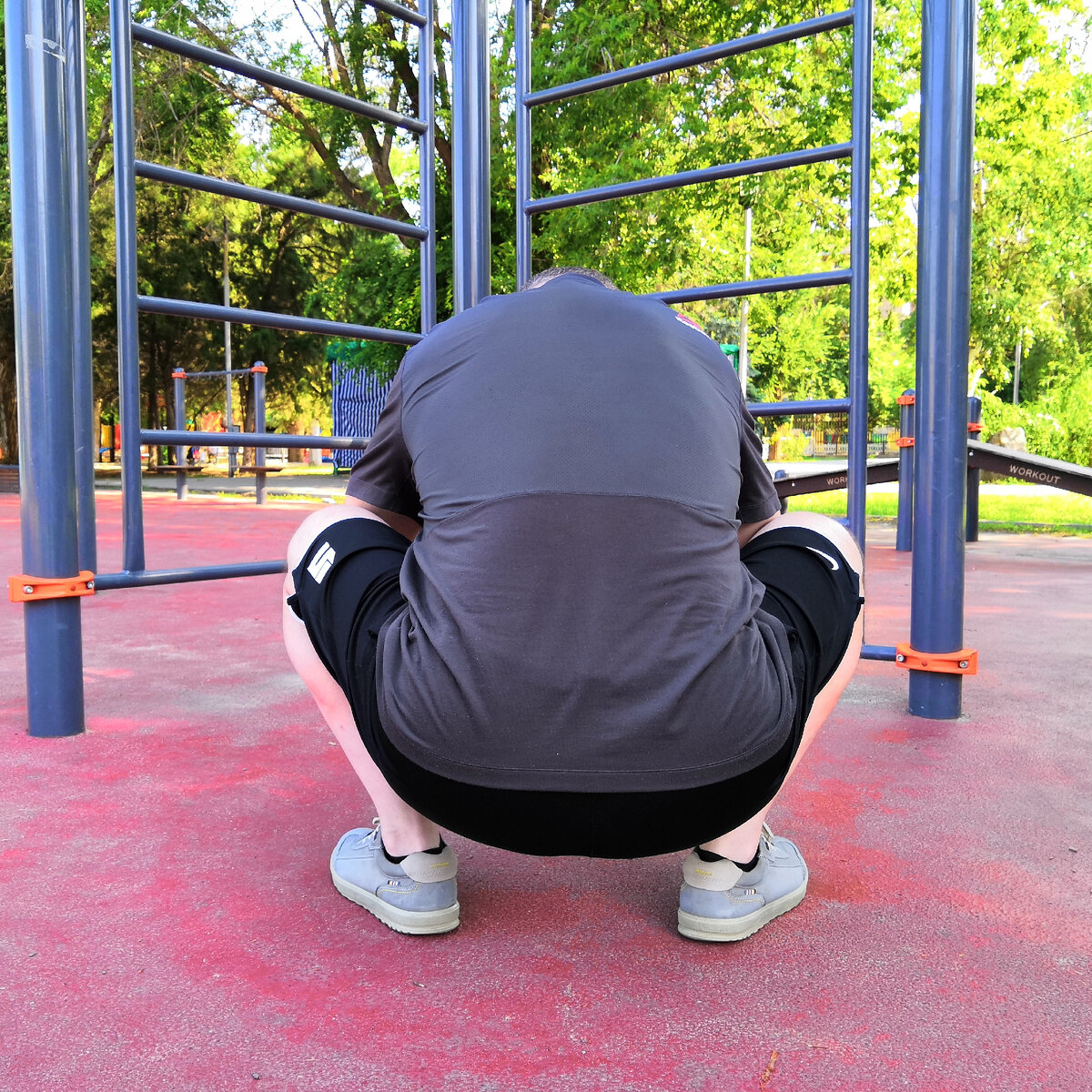 Здесь то же самое положение, вид сзади. Но здесь я ещё согнул до конца шею, осторожно тяну подбородок к груди. На фото мне 51 год. Сейчас 53.