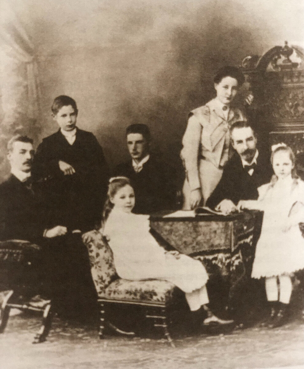 Генрих фан дер Пальс с детьми. Фото 1910 года