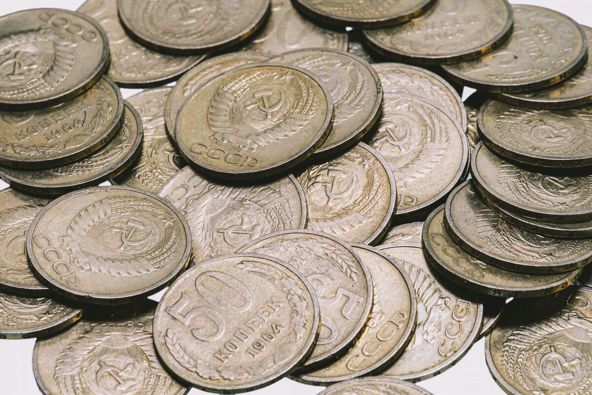 Покупка 50 копеек. Монета рубль 1964 копейки. Монеты старые 1600. Мельхиор монеты. Монета из мельхиора своими.