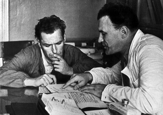 Космонавт Г.С. Титов знакомится с инструкцией к полету. РГАНТД. Арх. № 1-14424