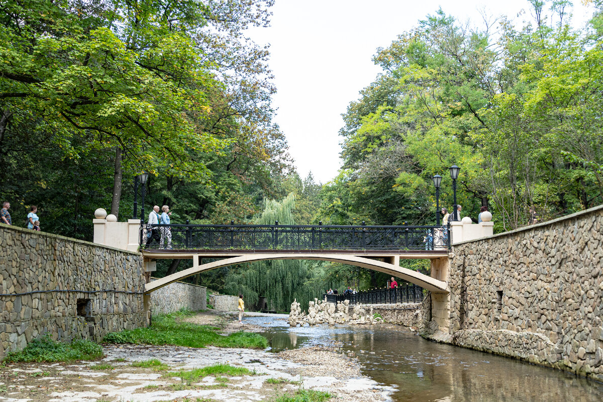 2. Арочный мостик через реку Ольховку.