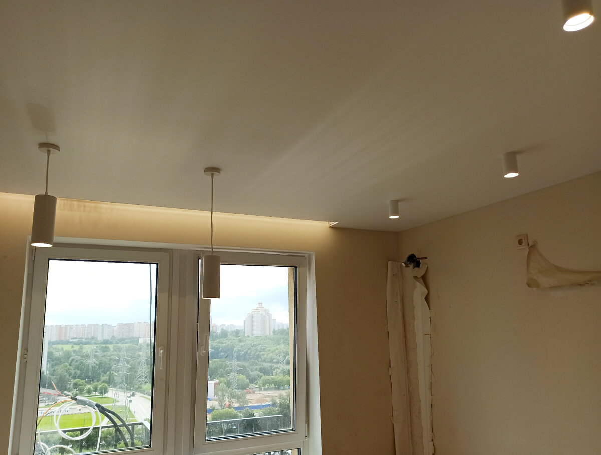 Здесь на кухне три группы света: споты, подвесные светильники и подсветка в нише. Управление выведено на пульт