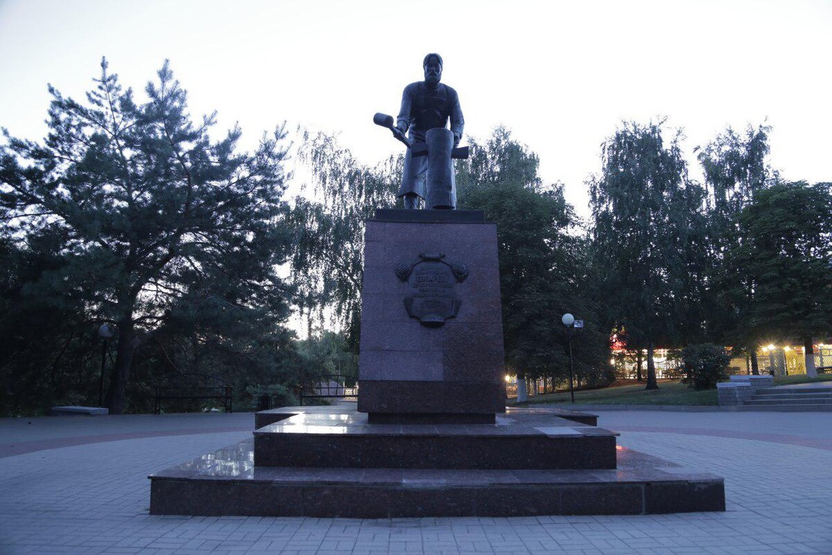 Памятник Даниилу Семёновичу Бокареву в городе Алексеевке Белгородской области